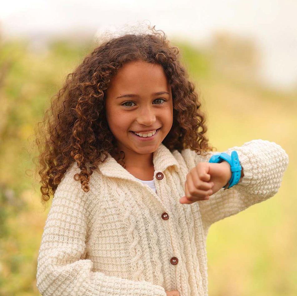 Niña feliz con smartwatch infantil Xplora XGO3 azul